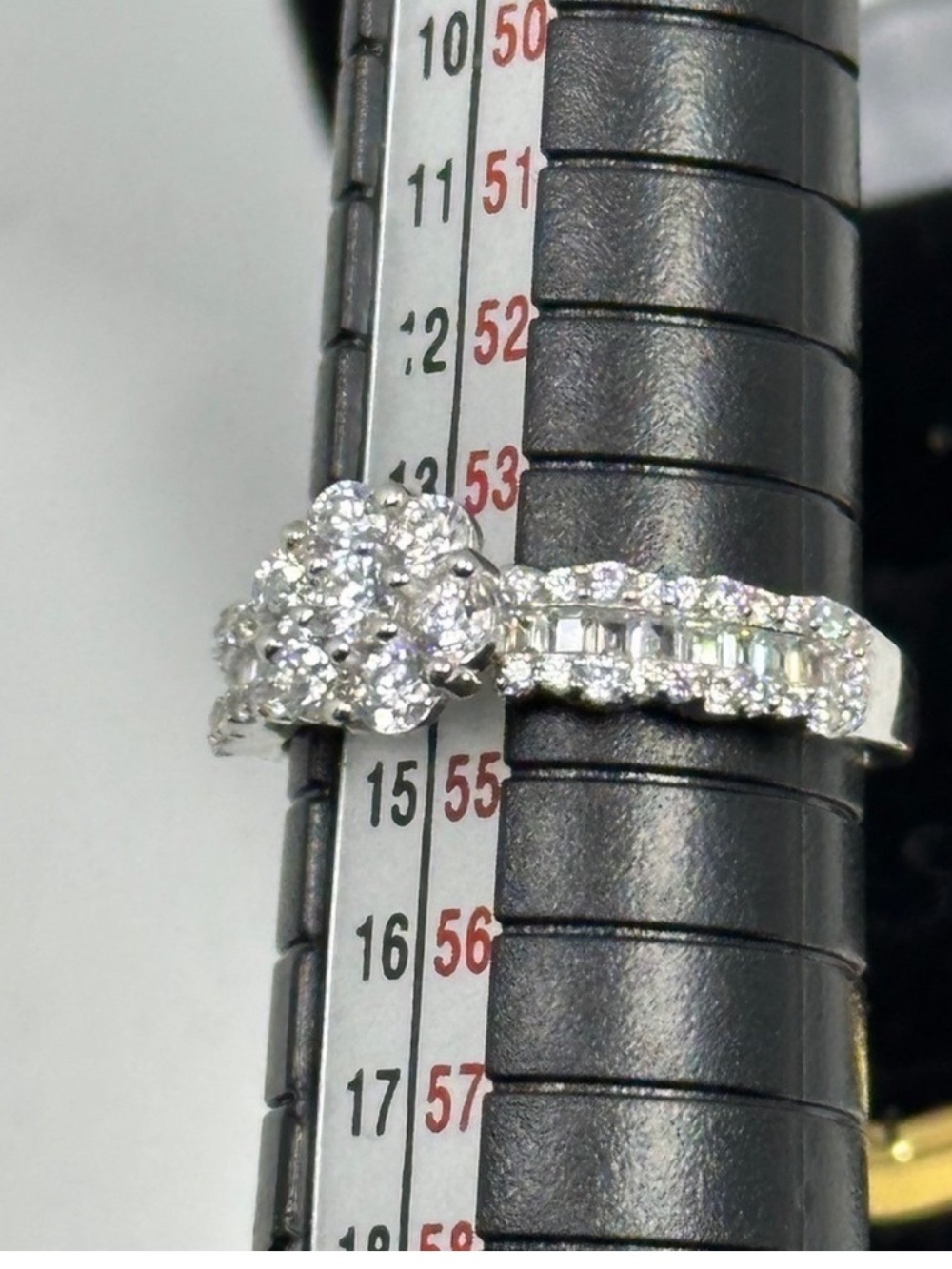 925 Silver Floral Crystal
Cluster Ring - White Sz7 - Picture 8 of 17